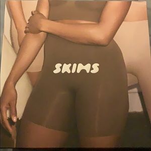 Skims sculpting short mid thigh